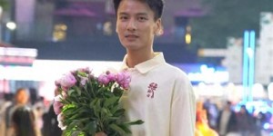 高颜值副镇长摆摊直播把镇上花卖光 意外走红带动销售热潮