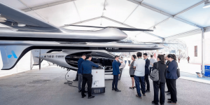 宁德时代入局低空经济！消博会最大展品2吨级eVTOL引围观