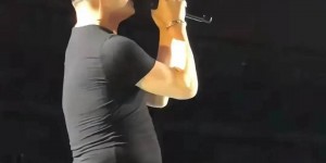 章子怡夺回女儿抚养权，汪峰付高额抚养费压力大，开演唱会走音翻车