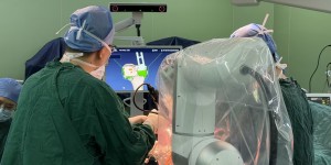 复杂膝关节炎遇上国产机器人，华西医院成功实施高难度换膝手术