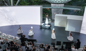 “两轮界的特斯拉”OMOWAY新加坡发布机器人架构，自平衡摩托上演“车上芭蕾”