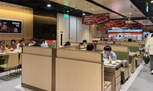 新年氛围到位！海底捞跨年日预订桌数破10万，外送“欢乐宴”受追捧