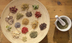 年轻人如何定义“轻养生”？从西洋参草本饮到“药食同源”新消费的观察