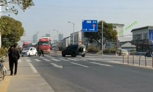 老头乐事故后失控：绕着路虎卫士不停转圈