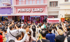 岭南骑楼遇见全球IP：名创优品以设计力盘活老建筑，打造城市消费地标