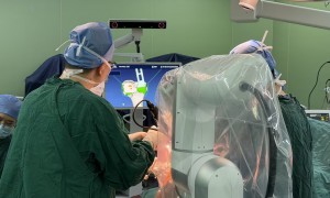 复杂膝关节炎遇上国产机器人，华西医院成功实施高难度换膝手术